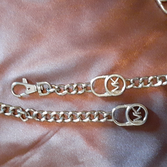 Logo Gold chain-link padlock belt, like NEW - Picture 2 of 2